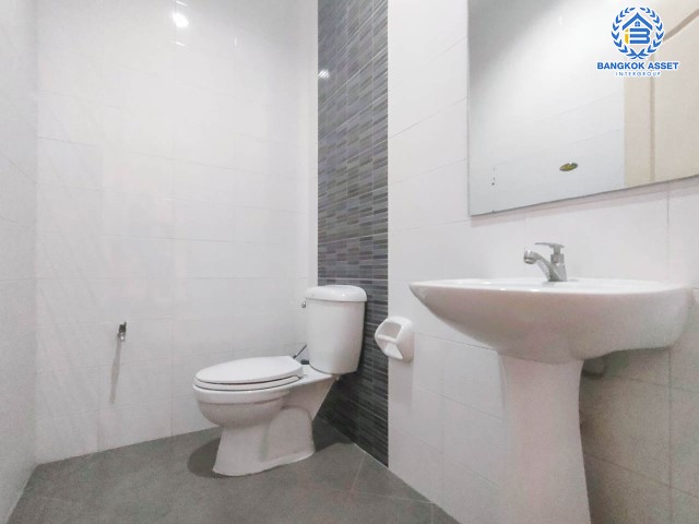 *****ทาวน์เฮ้าส์มือสองย่านกรุงเทพฯ ม.เดอะฟรอนท์ วัชรพล เนื้อที่กว้างขวางมากถึง 20.40 ตร.ว. ฟังก์ชัน 3 ห้องนอน 3 ห้องน้ำ ที่จอดรถ 1 คัน พร้อมเข้าอยู่ แถมฟรี! เครื่องปรับอากาศ 2 เครื่อง บนทำเลแห่งการเดินทาง เชื่อมต่อจุดขึ้นทางด่วน "วัชรพล" จองเลย!